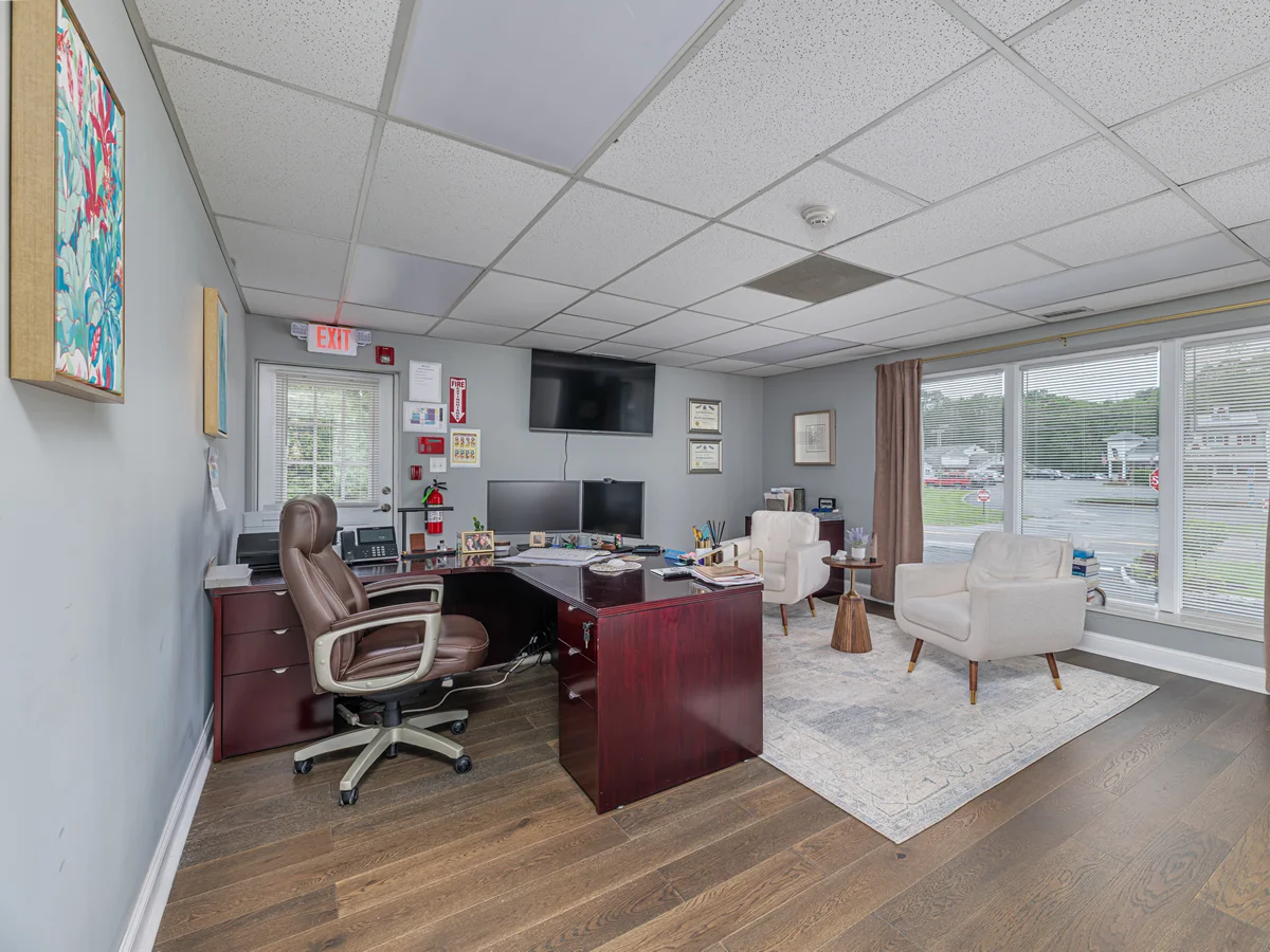 Avatar_Recovery_Center_Facility_Office_Room_With_Office_Chairs_Table